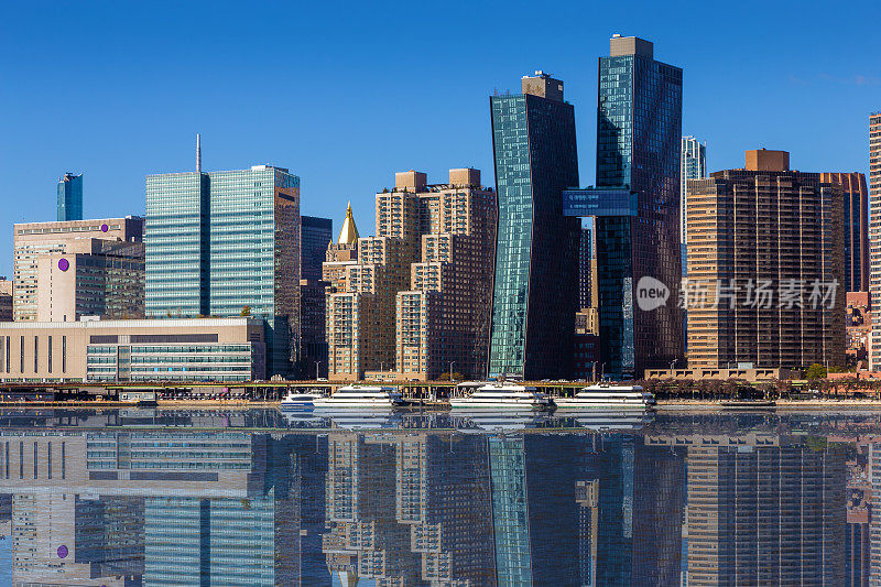 纽约城市天际线与曼哈顿东区摩天大楼反映在东河，纽约，美国