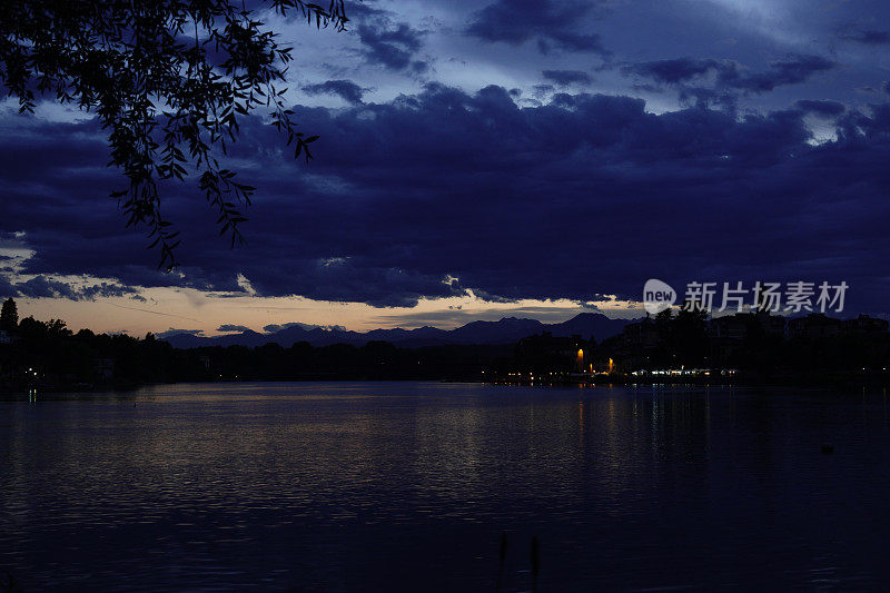 日落时分的马焦雷湖