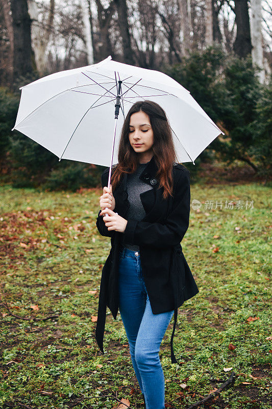 美丽的年轻女子享受着雨天