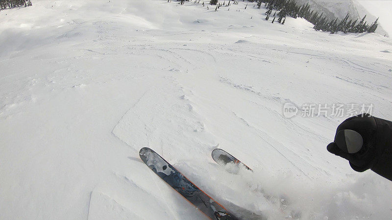 野外滑雪者下山