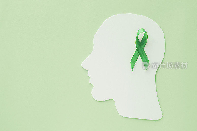 脑纸用绿色丝带剪出绿色背景，精神健康理念，世界精神卫生日
