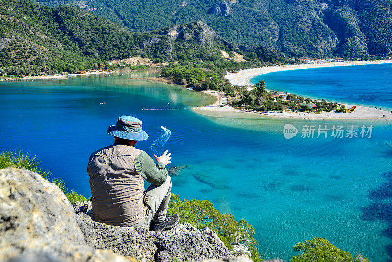 欣赏风景的摄影师。Ölüdeniz来自土耳其Fethiye。