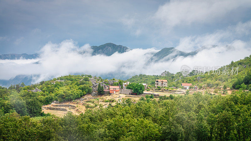 黑山山村云全景