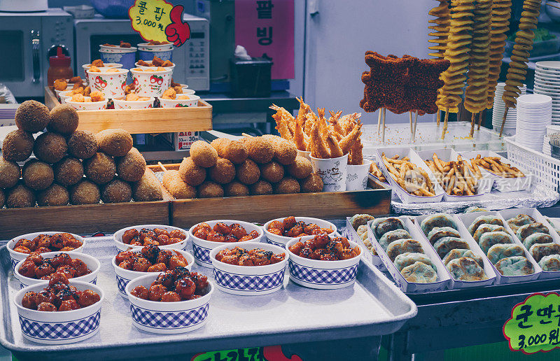 各种韩国街头小吃展出:玉米热狗、薯条、炸土豆条、炸鸡