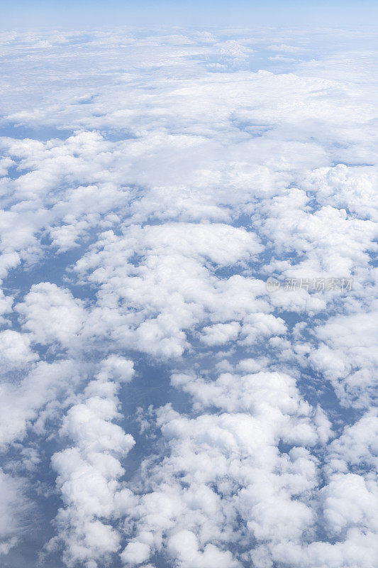 透过飞机窗口观看蓝天、白云和地面风景