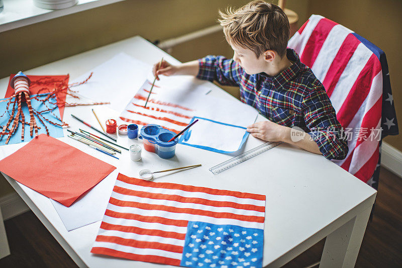 这个孩子为劳动节画了一面美国国旗