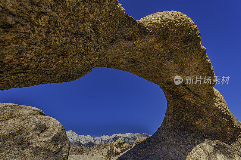 莫比乌斯拱门在阿拉巴马山国家风景名胜区。阿拉巴马州山花岗岩;石英二长岩类型;阴阳国家森林;加州;欧文斯谷;风化花岗岩;岩石的形成由于侵蚀，地质，火成岩，风化差异。