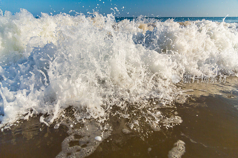 海滩上溅