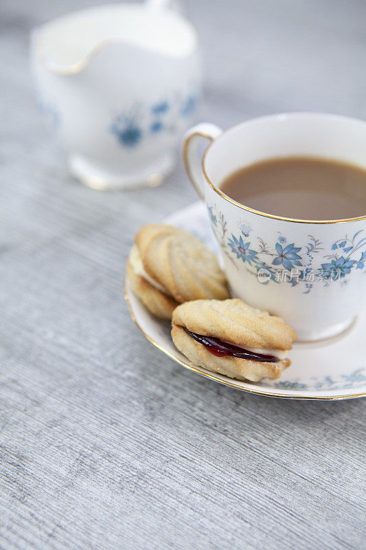 茶在一个瓷杯和碟子与维也纳旋转复制空间