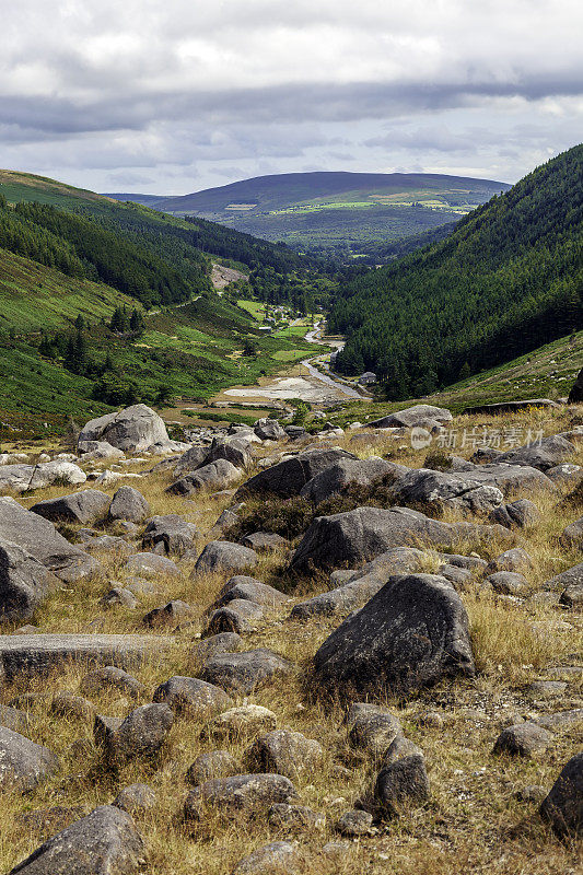 巨大的巨石和蜿蜒的小溪从山上流过，穿过爱尔兰乡村，进入都柏林附近的一个山谷