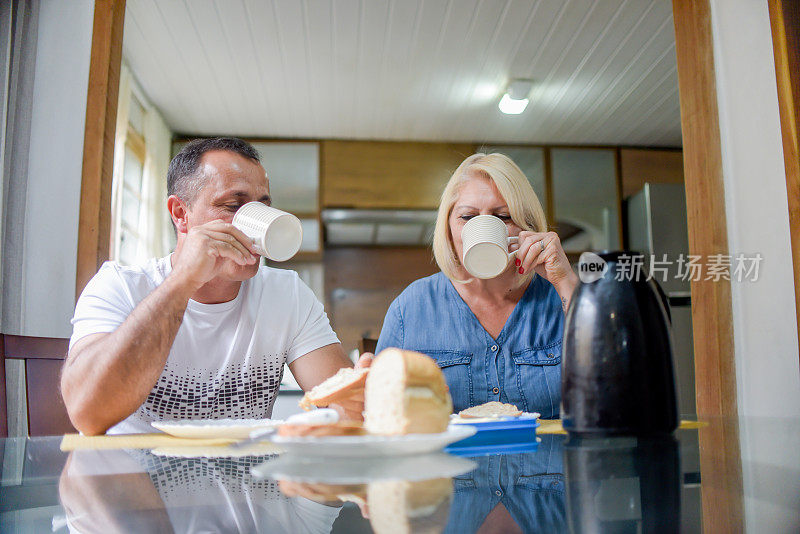 情人节在家，夫妻一起在家吃早餐。