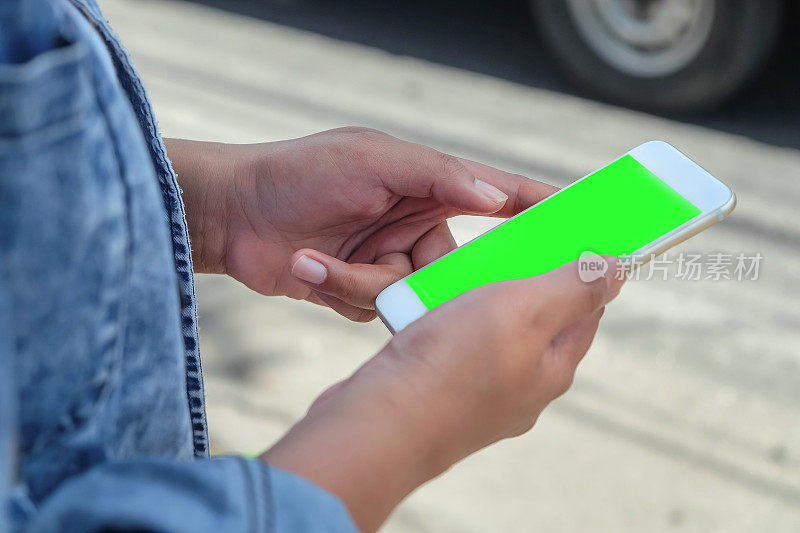 女性手握智能手机与色度键屏幕颜色。