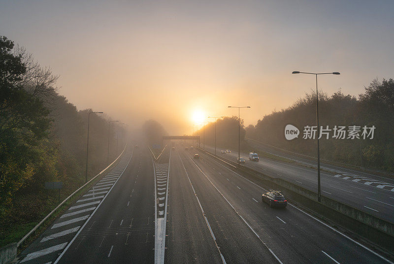 秋雾中的M40高速公路