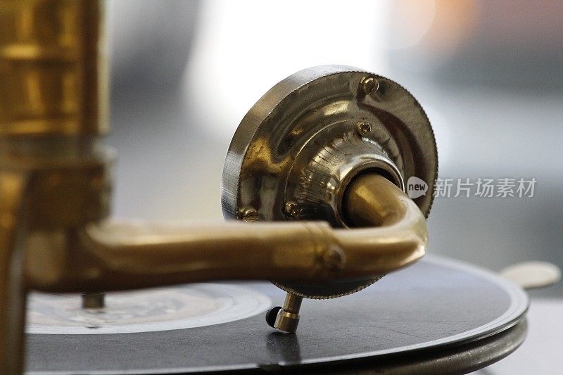 老式的黄铜材料唱针系统唱机