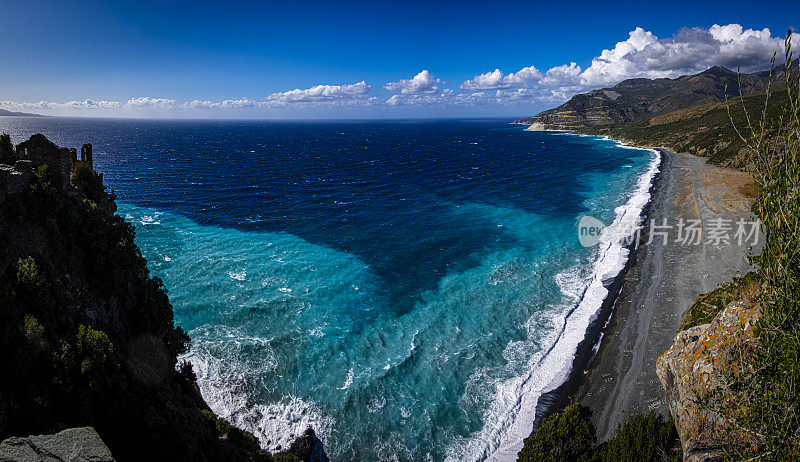 法国科西嘉岛的Nonza海滩和Corse角的西海岸