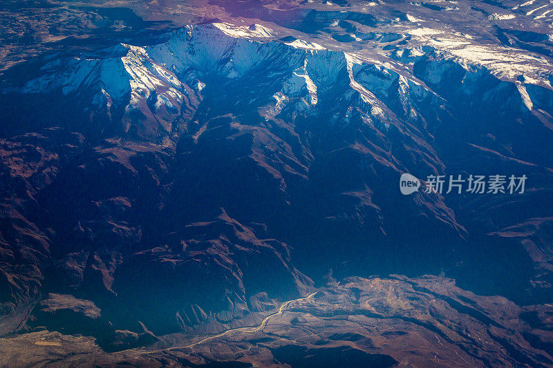 鸟瞰冰雪覆盖的秘鲁安第斯山脉和河流，引人注目的秘鲁风景