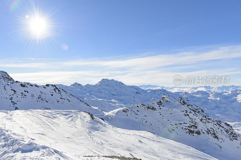 法国阿尔卑斯山的冬季全景在雪山高处