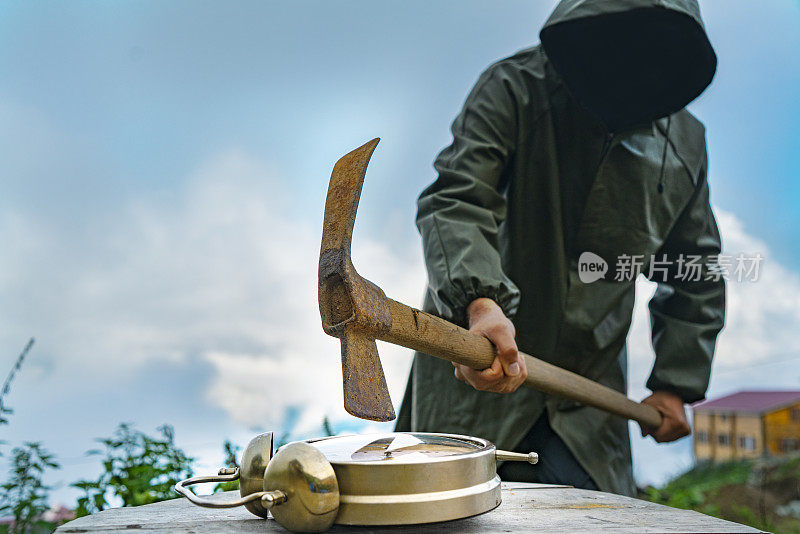 男人在湖上钓鱼从时间雨衣时间神秘危险戟