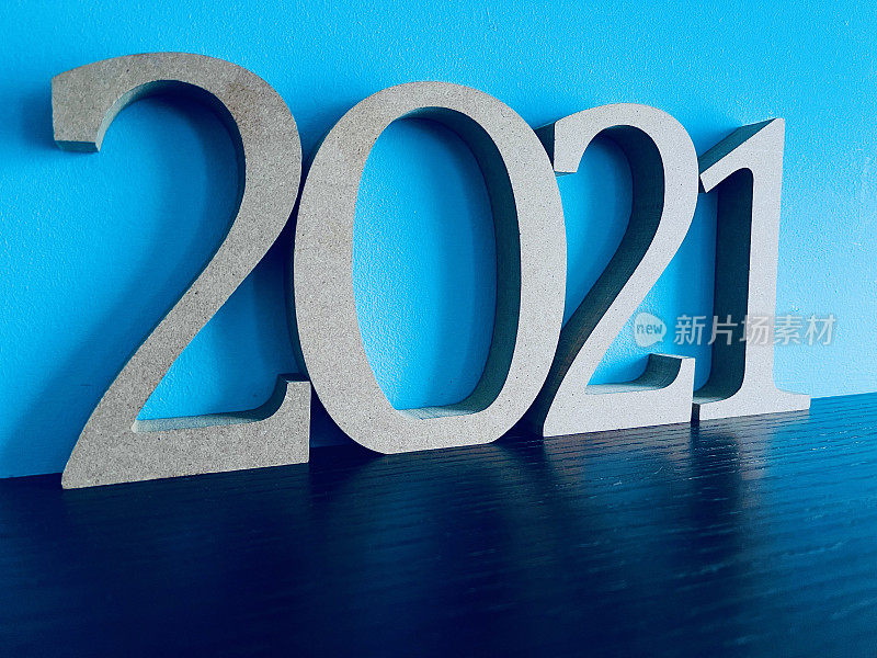 蓝色背景上的2021年