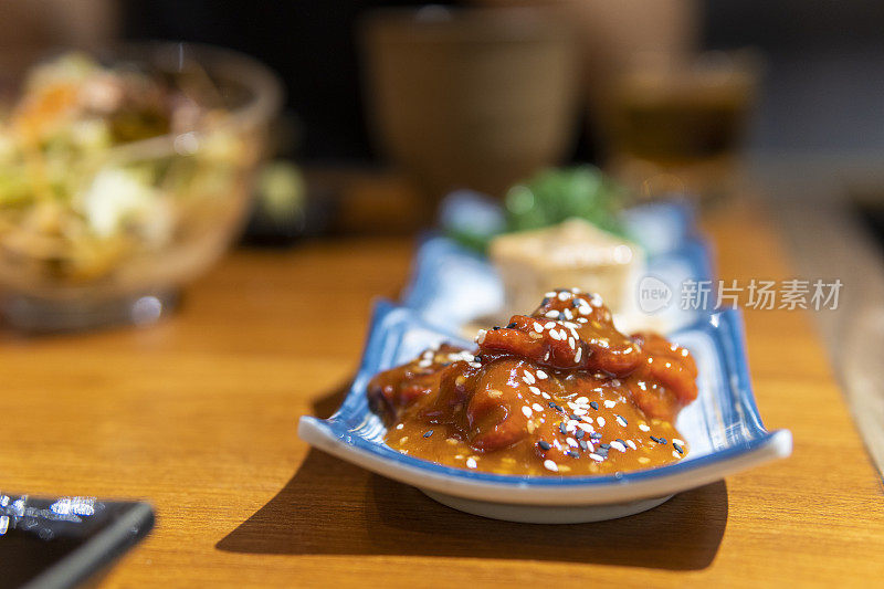 日本料理如海藻沙拉，豆腐和酱章鱼