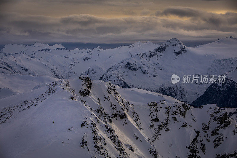 惠斯勒偏远地区的孤独滑雪者。