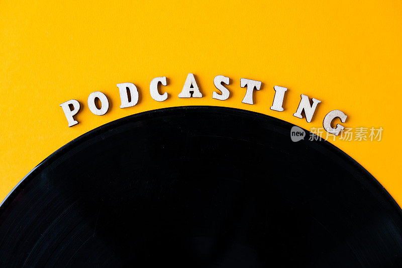 播客字母和黑胶唱片专辑在极简风格的黄色背景。Millenial。博客、播客。复古的风格