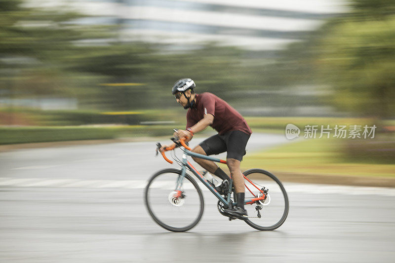 男子标准公路自行车比赛在平移照片