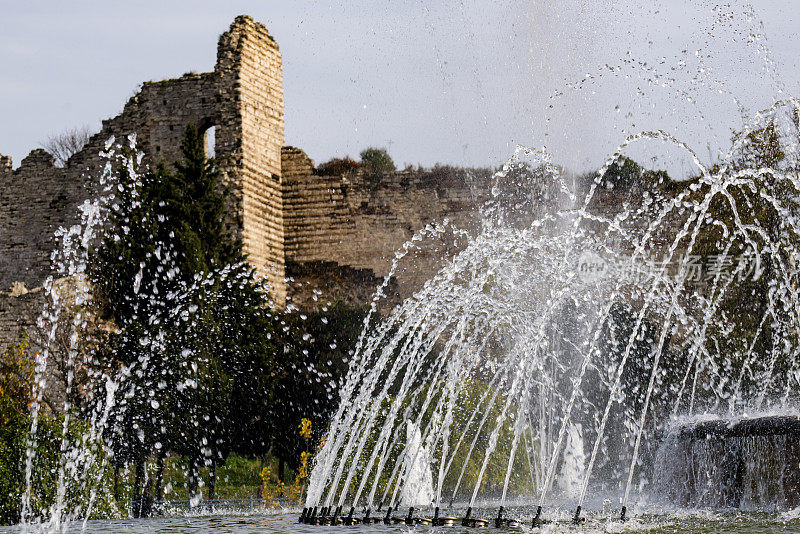 伊斯坦布尔拜占庭墙的一部分，带有喷泉。