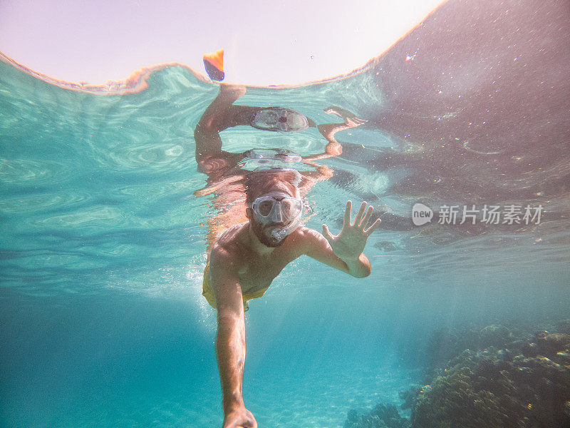 男子在水下自拍，碧蓝的大海