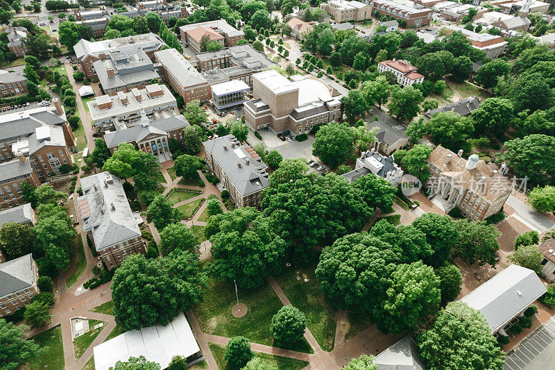 春天，教堂山的北卡罗莱纳大学上空