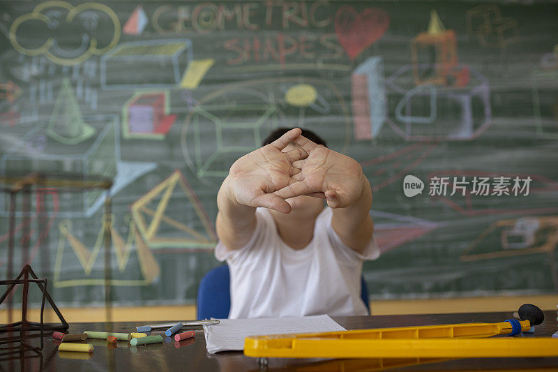 男孩看起来很累