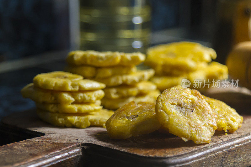 烹饪，油炸玉米饼或石-整个过程-真正的食物