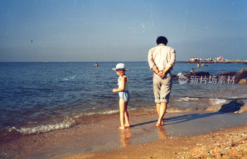 20世纪80年代中国小女孩和父亲的真实生活老照片