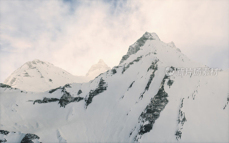 白云覆盖着雪山的山峰