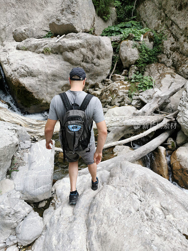 一个成年人在山溪边徒步旅行