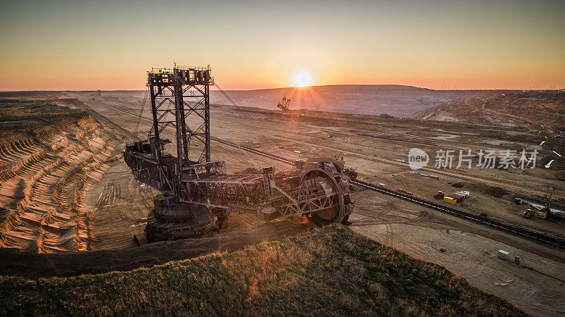 航拍:褐煤矿中的斗轮挖掘机