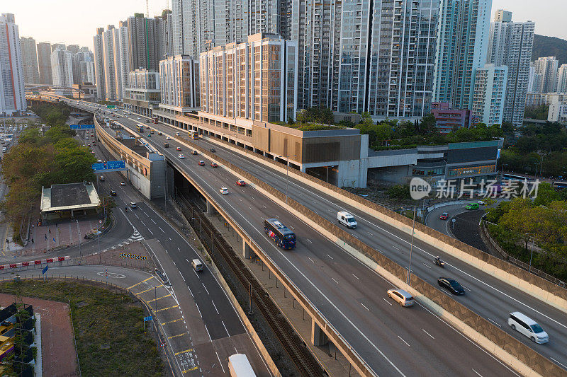 香港九龙的公路和城市现代建筑