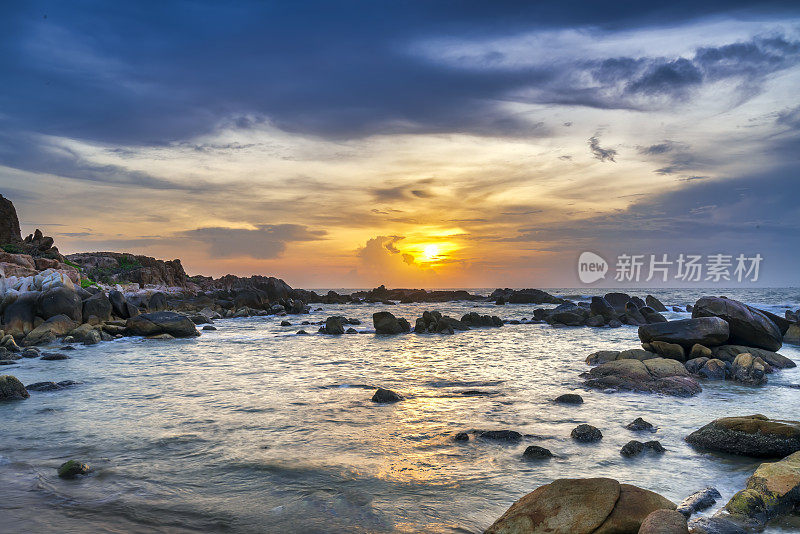 海滩上美丽的日出