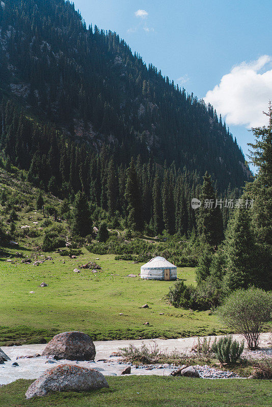 吉尔吉斯斯坦天山夏季河流的风景