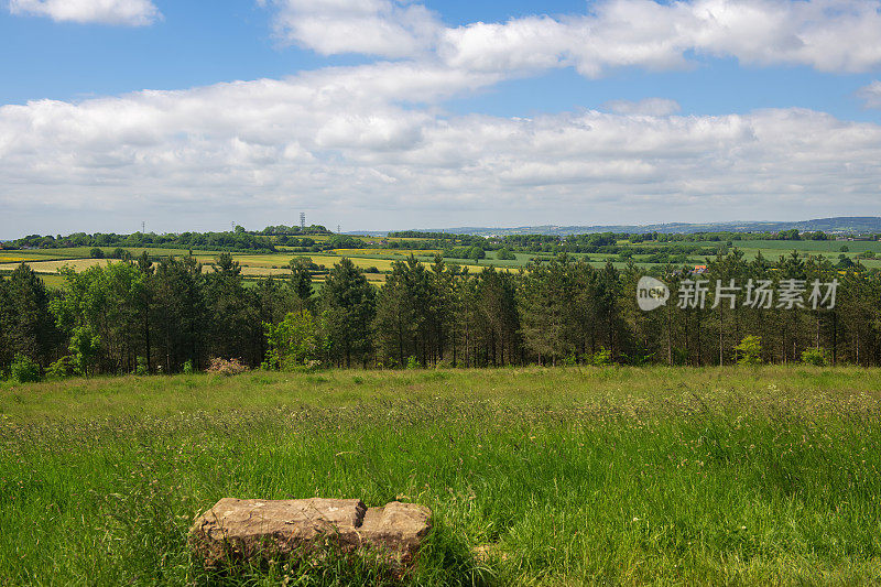 英国诺丁汉郡，从特维萨尔山顶上眺望远处的农田。