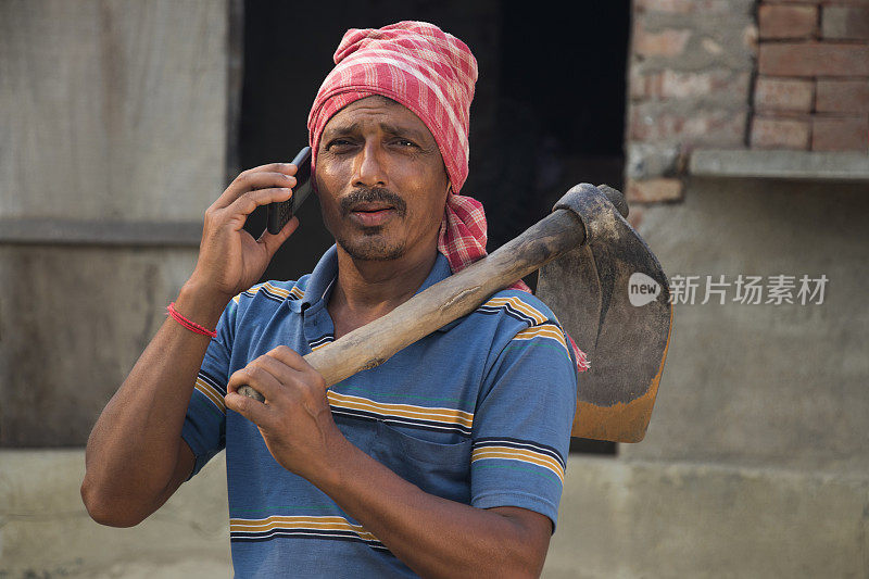 印度农民用智能手机通话