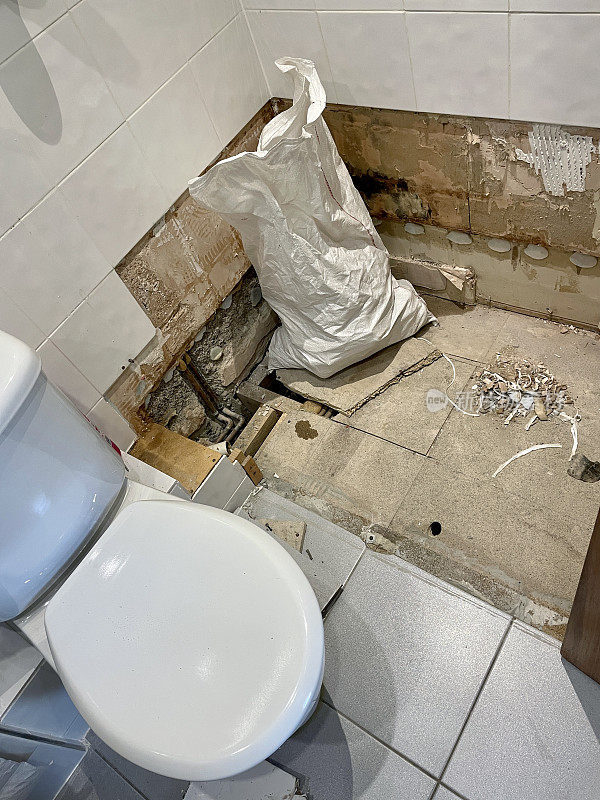 浴室硬纸板地板被水损坏，淋浴盘漏水导致漏水，铜管和连接器，房屋问题概念