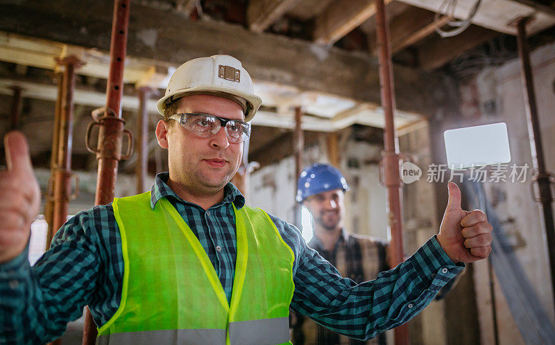 建筑工地的工程师和建筑师