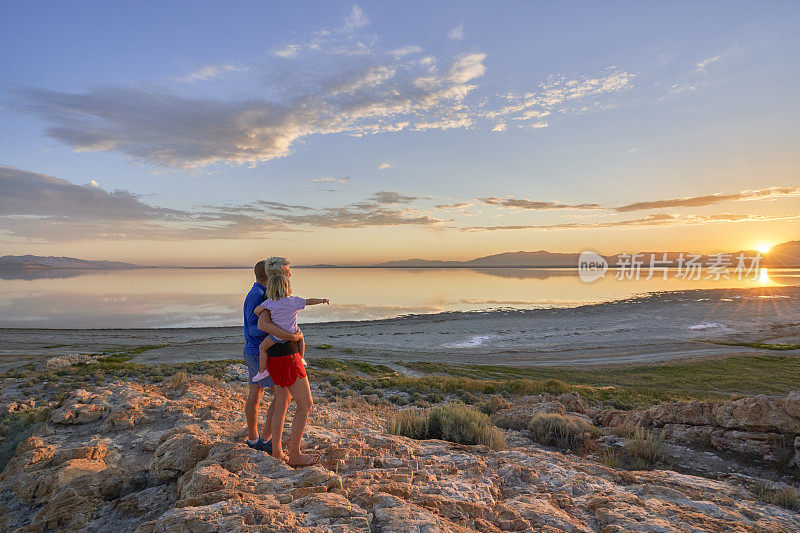 母亲，父亲和女儿在美丽的欣赏令人窒息的日出
美国犹他州盐湖城附近的羚羊岛州立公园