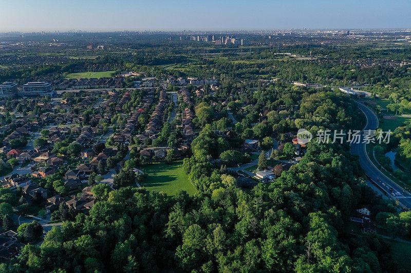 加拿大沃恩，伍德布里奇，伊斯灵顿大街的住宅分区鸟瞰图，独立和复式住宅