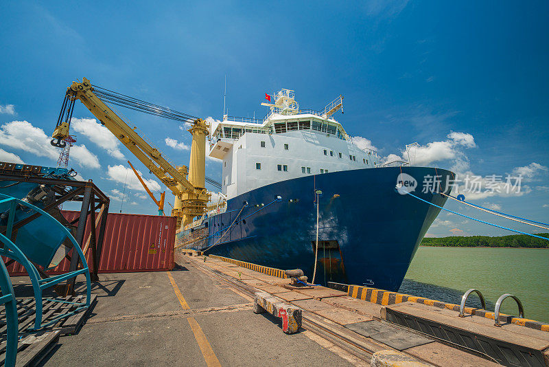 在富美港的重型运输海船