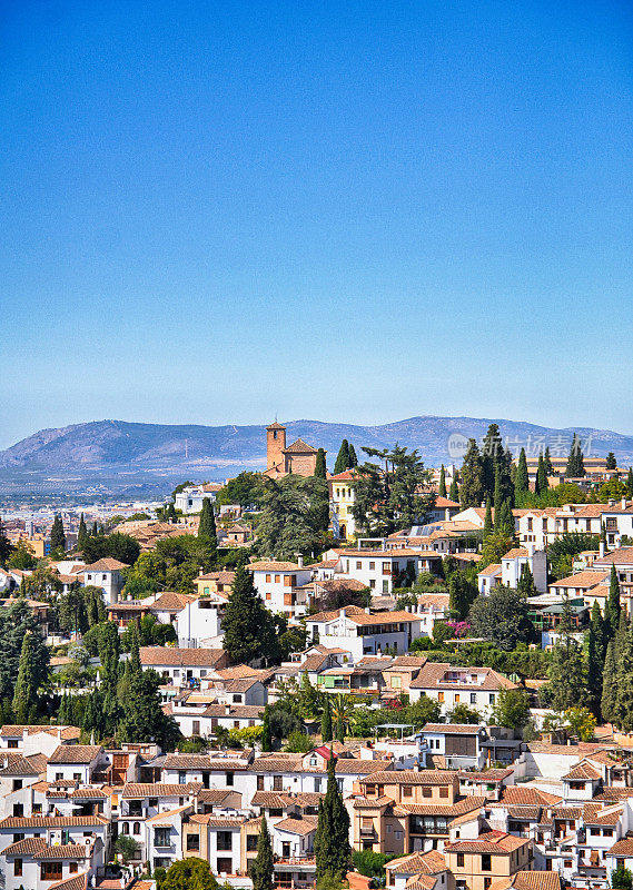 西班牙安达卢西亚的圣克罗蒙特区格拉纳达的古老城市，美丽的鸟瞰图