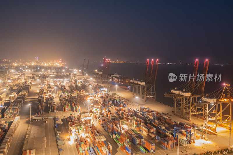 雾霾天气下商业码头的夜景