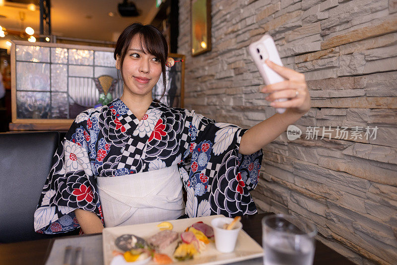 一名日本女子在一家法国餐厅自拍