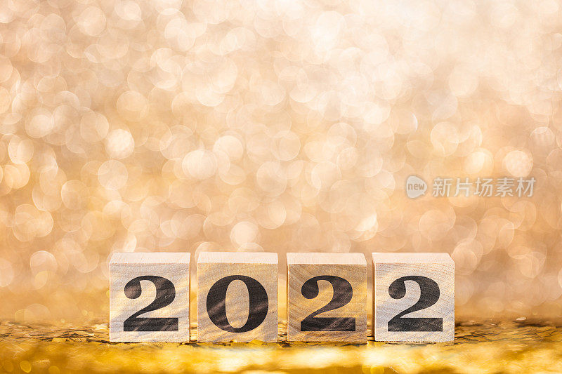 圣诞节和新年金光闪闪的背景与数字2022与闪亮和模糊的背景